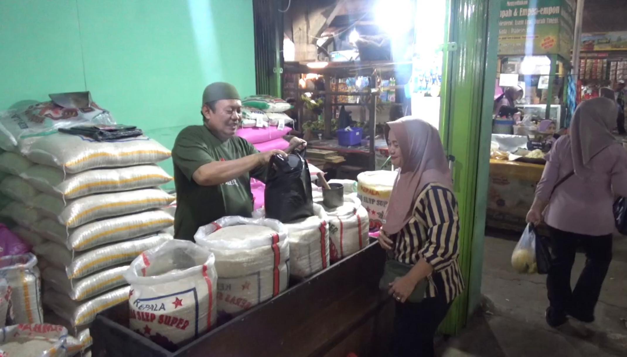 Aktivitas-jual-beli-beras-di-Pasar-Rebo-Purwakarta-Rabu-562026-Har.jpg
