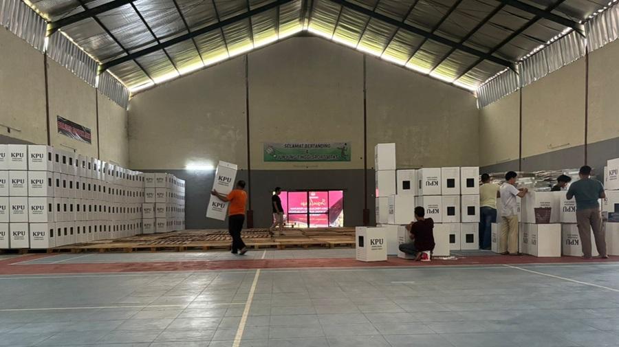 Aktivitas-pegawai-di-gudang-logistik-KPU-Kabupaten-Majalengka.jpg