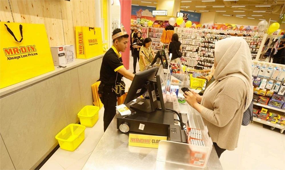 Aktivitas-pembeli-di-salah-satu-gerai-MRDIY.jpg