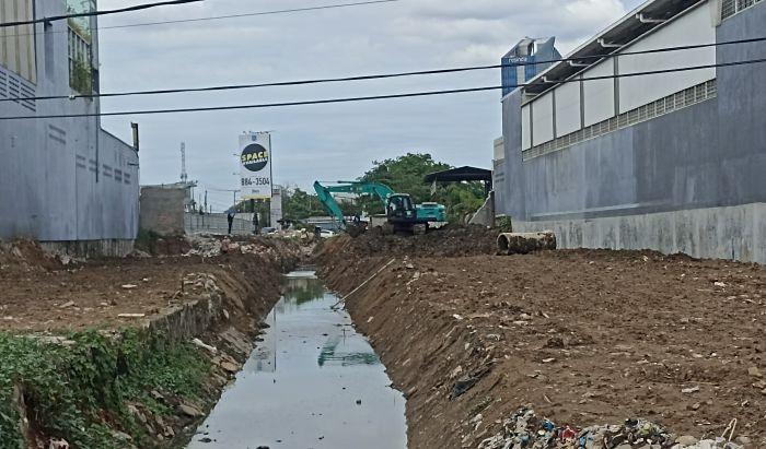 Alat-berat-sedang-berkerja-melakukan-normalisasi-aliran-sekunder-Pasir-Panggang-Karawang.jpg