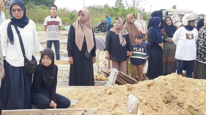 Alda-duduk-dekat-pusat-keluarganya-di-TPU-Tampan.jpg