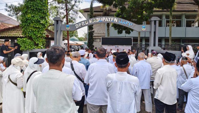 Jemaah Calon Haji Garut Demo Tolak Pengurangan Kuota Haji dari 1.805 Menjadi Hanya 109 Orang 