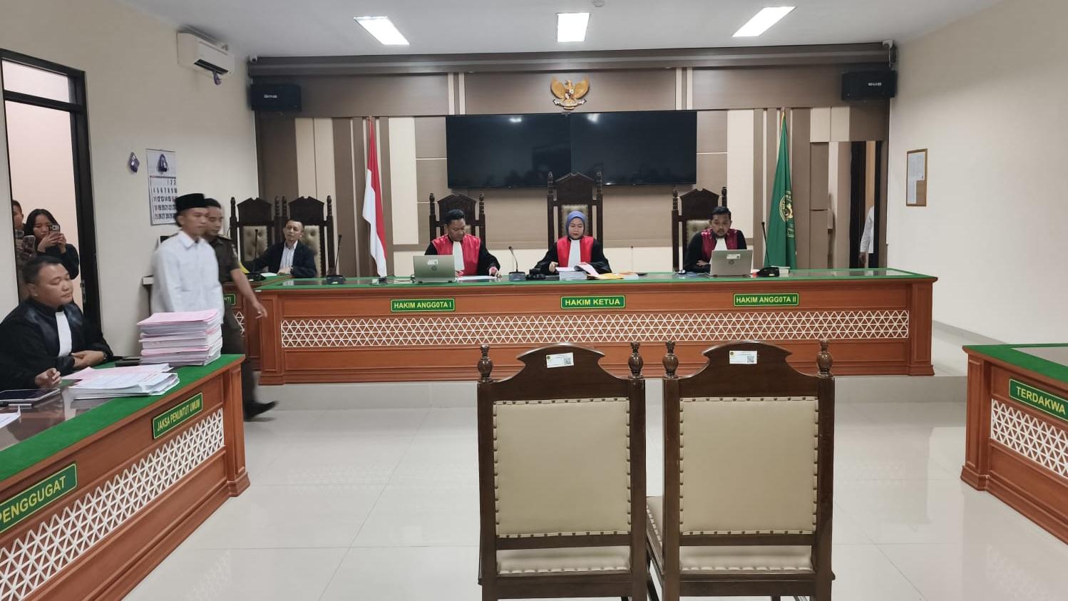 Alvian-Maulana-Sinaga-saat-tiba-di-ruang-sidang-PN-Indramayu.jpg