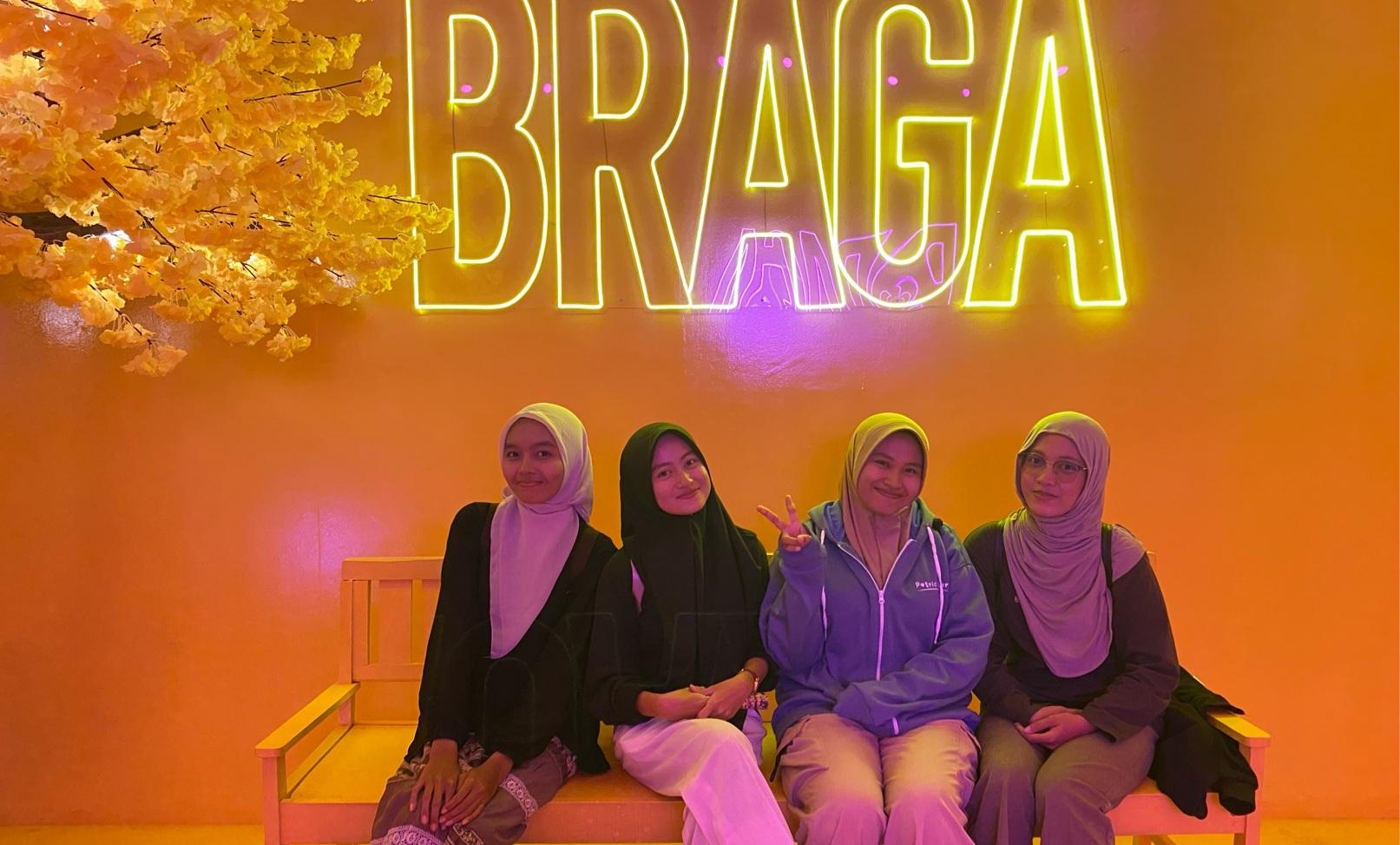 Amelia-Desi-Fitri-dan-Dela-wisatawan-asal-Purwakarta-yang-liburan-ke-Braga.jpg