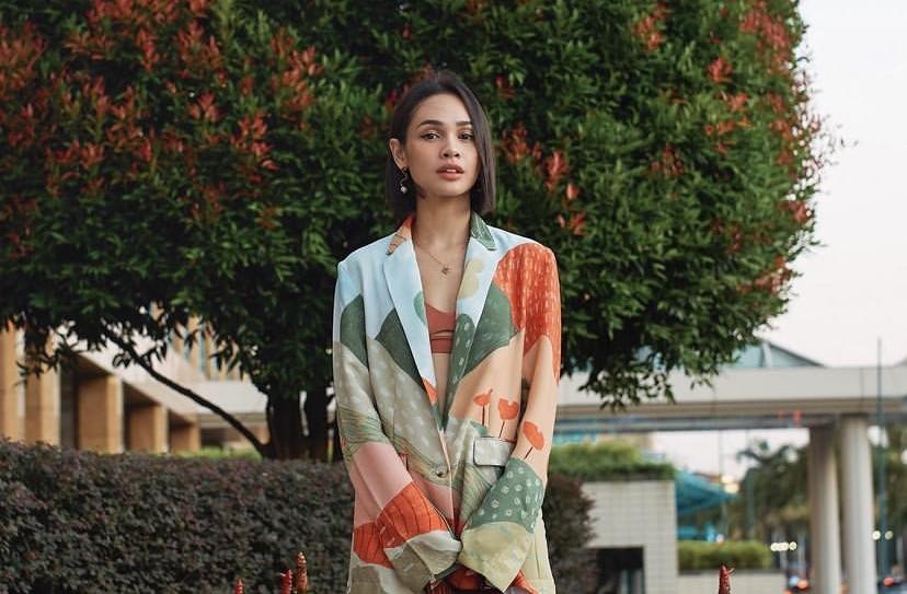 Andien-yang-senang-mix-and-match-pakaian-dengan-kain-Nusantara.jpg