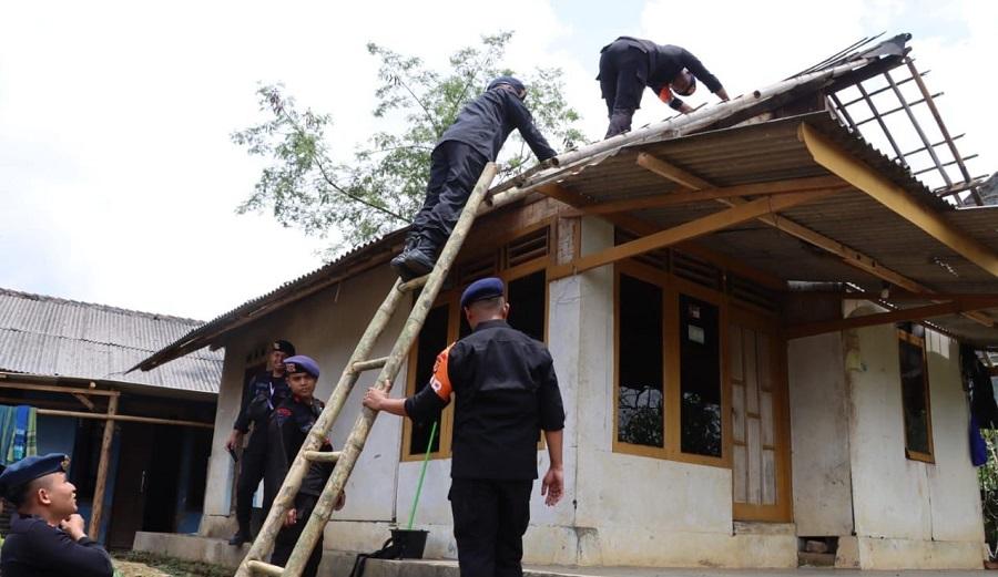 Anggota-Brimob-Bantu-Rumah-Rusak.jpg