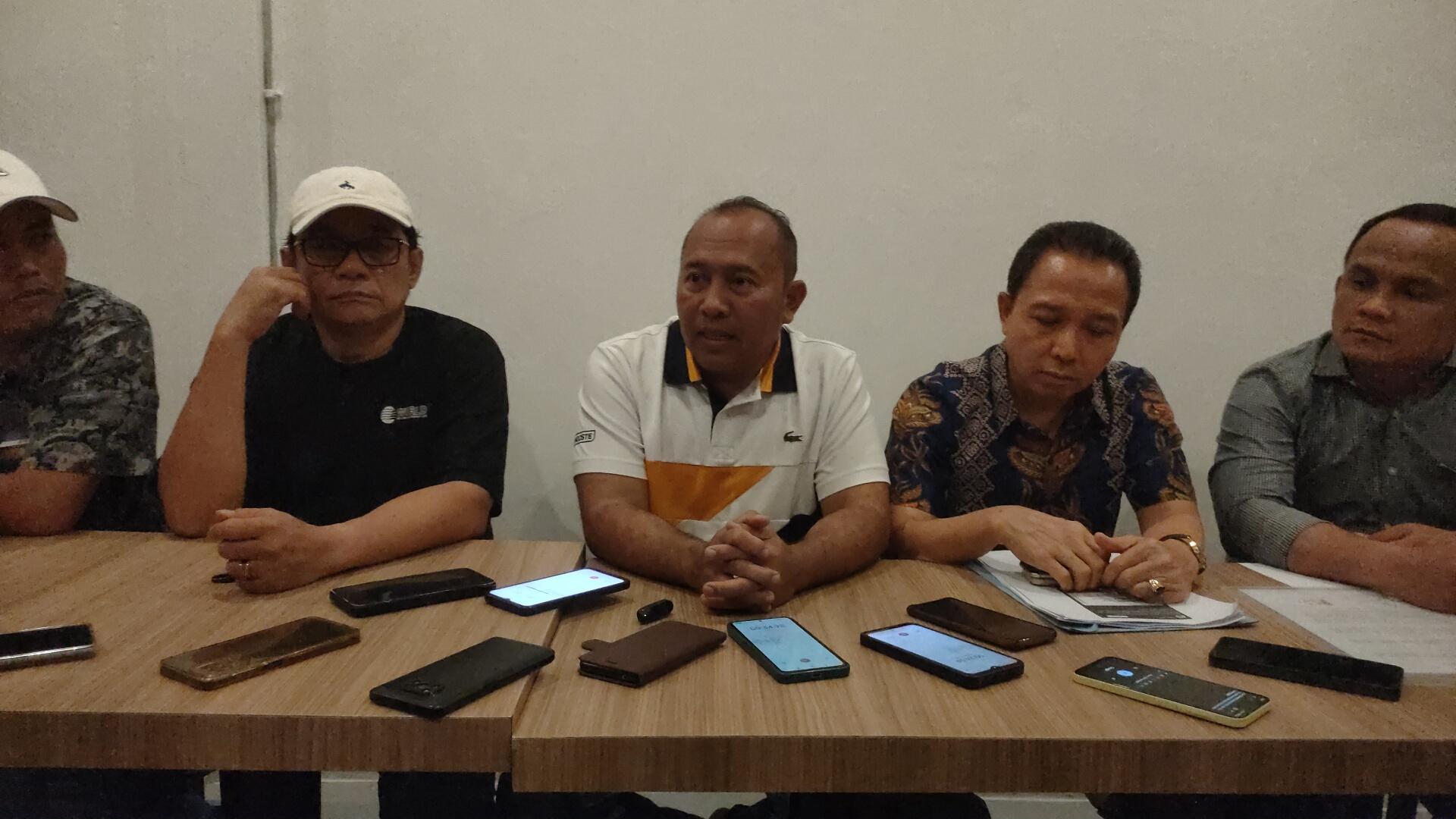 Anggota-DPRD-Kabupaten-Cirebon-Mahmud-Jawa-MJ-baju-putih.jpg