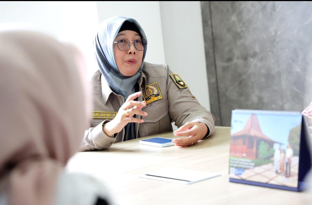 Anggota-DPRD-Provinsi-Jawa-Barat-Hj-Sri-Dewi-Anggraini-menyoroti-harga-pangan-yang-belum-stabil.jpg