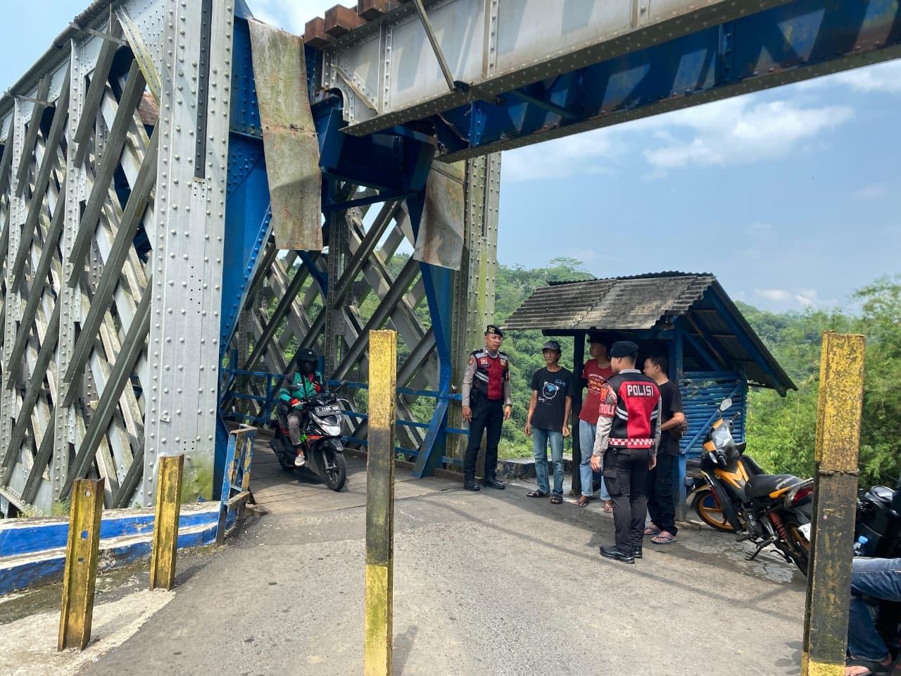 Anggota-Polres-Ciamis-menggelar-patroli-dialogis-di-Jembatan-Cirahong.jpg