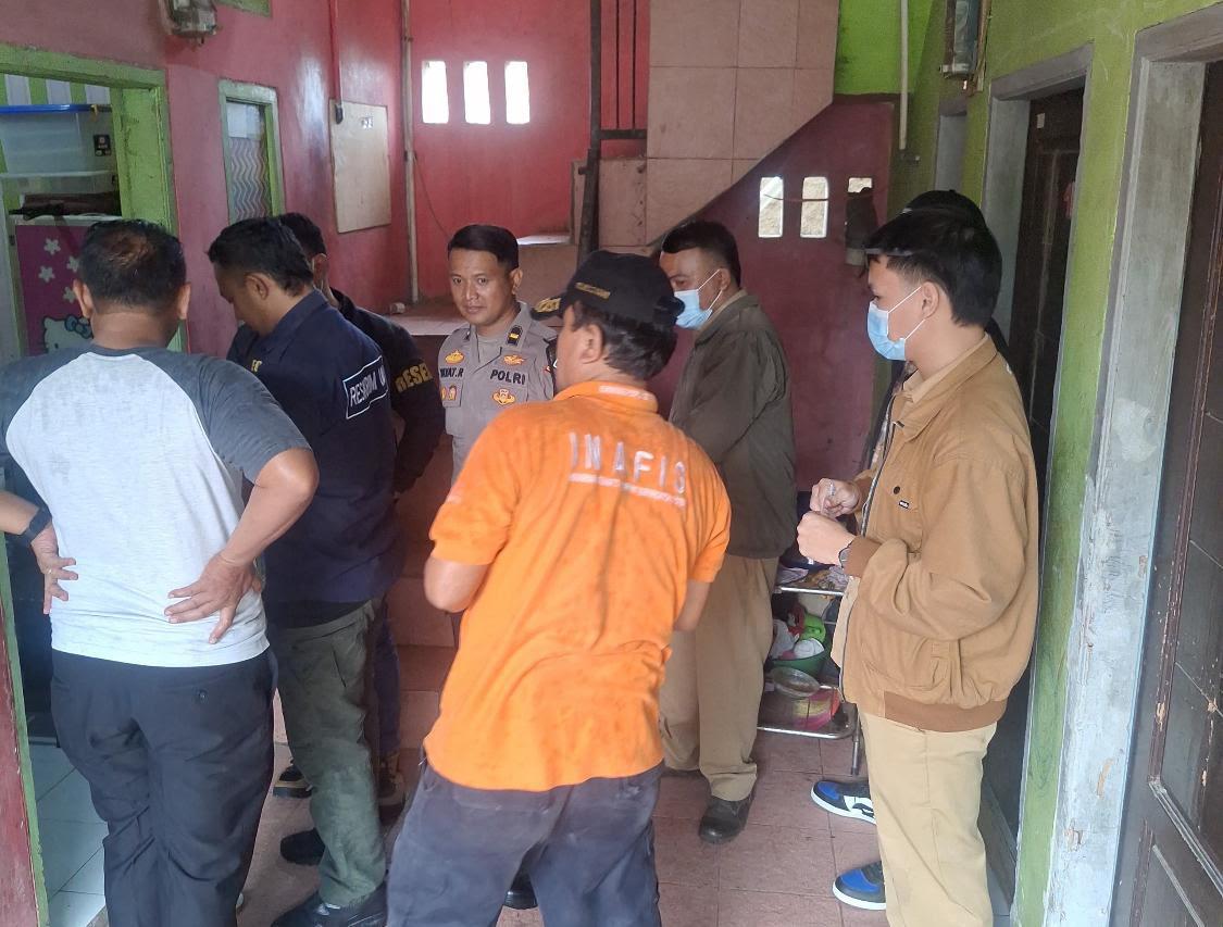 Anggota-Polres-Cimahi-sedang-memeriksa-kondisi-kamar-salah-satu-kontrakan-di-Padalarang.jpg