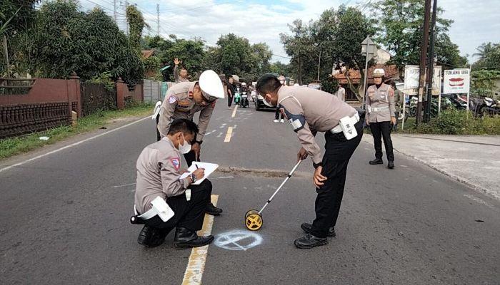 Anggota-Satlantas-Polres-Sumedang-melakukan-olah-TKP-kecelakaan-maut.jpg