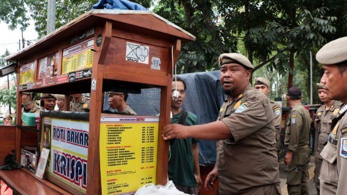 Anggota-Satpol-PP-Kota-Bandung-saat-menertibkan-PKL.jpg