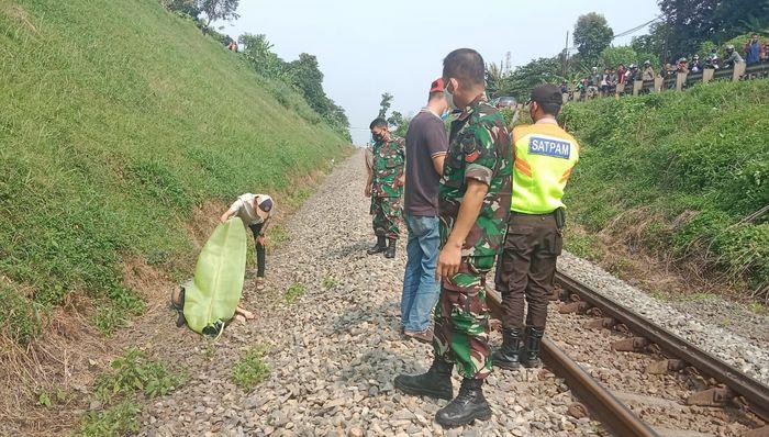 Pakai Headset, Pria di Bandung Barat Terserempet Kereta Api, Tergeletak di Pinggir Rel