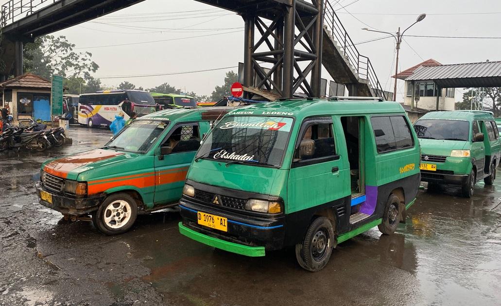 Angkot-saat-mangkal-di-Terminal-Cicaheum.jpg