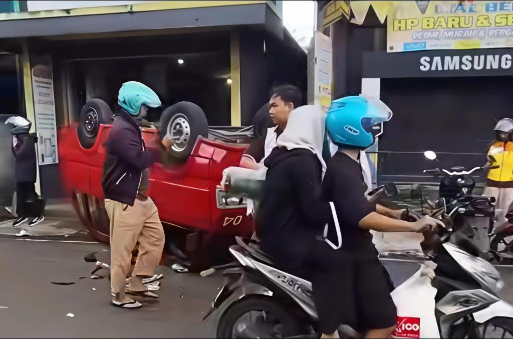 Angkot-terbalik-akibat-dihantam-fortuner-di-Sukabumi.jpg