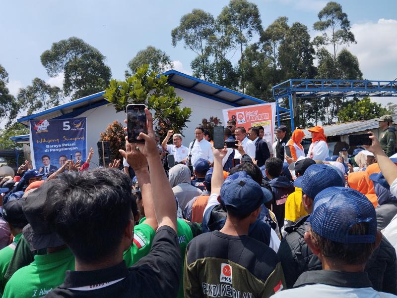 Anies-Baswedan-di-pabrik-pengolahan-susu-di-Pangalengan_.jpg