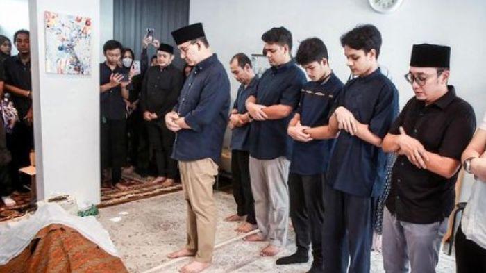 Di Tengah Sidang Sengketa Pilpres 2024 MK, Anies Baswedan Berduka Pimpin Salat dan Gotong Jenazah