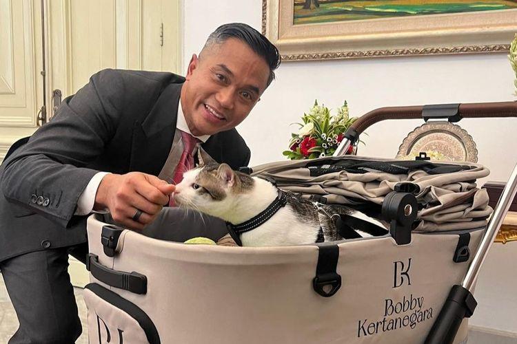 Anindya-Bakrie-berpose-bersama-kucing-Prabowo-Subianto-Bobby-Kertanegara.jpg