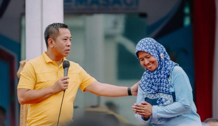 Air Mata Aning Tumpah di Depan Bupati Karawang, Tak Sangka Dapat Tiket Umrah