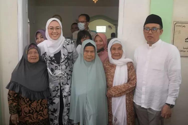 Anne-Ratna-Mustika-didampingi-Iskandar.jpg