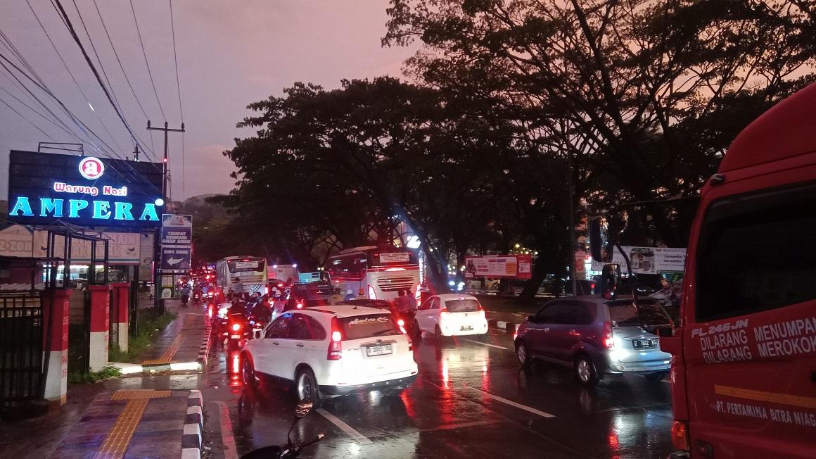 Anteran-kendaraan-pemudik-di-bundaran-Prakanmuncang-Sumedang.jpg