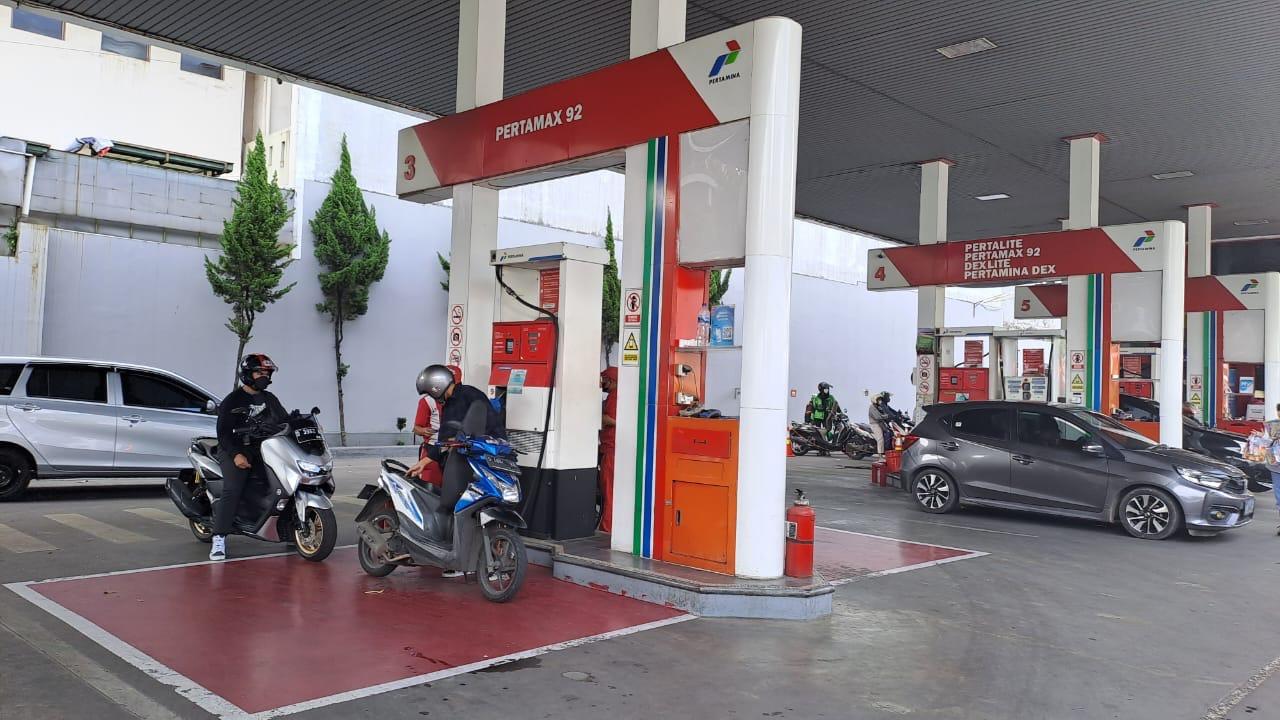 Antrean-kendaraan-di-SPBU-Pertamina-3440133-Martadinata-Jalan-Riau.jpg