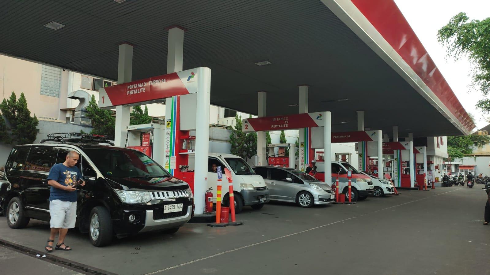 Antrean-pengisian-BBM-di-SPBU-di-Kota-Bandung.jpg