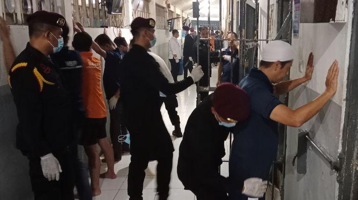 Jelang Nataru 2026 Aparat Gabungan Razia Lapas Kelas II B Sumedang