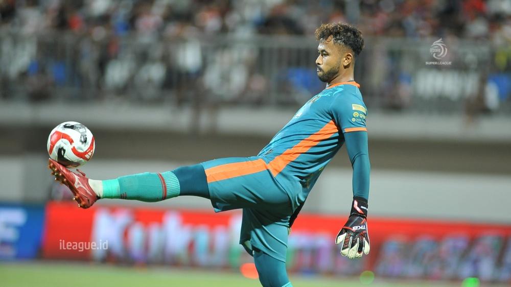 Aqil-Savik-Kiper-Bhayangkara-Presisi-Lampung-FC.jpg