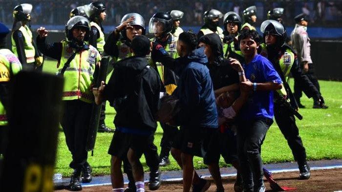 Aremania-mengevakuasi-korban-kerusuhan-di-Stadion-Kanjuruhan.jpg