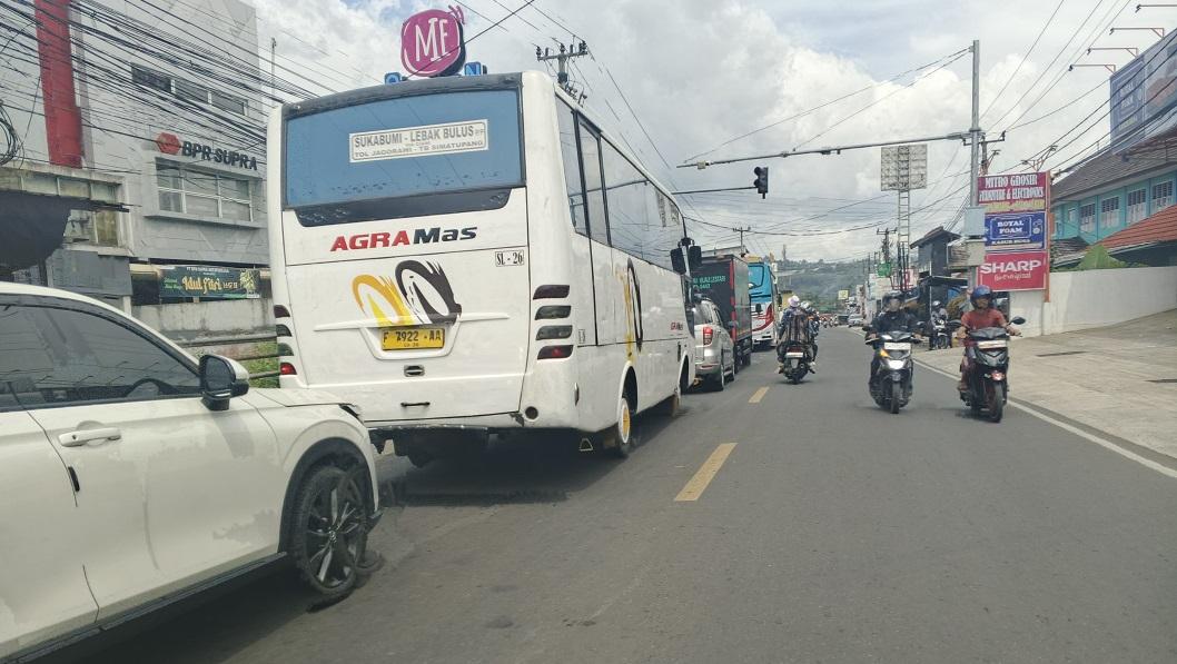 Arus-lalu-lintas-dari-arah-Kota-Sukabumi-menuju-Cibadak-Bogor.jpg