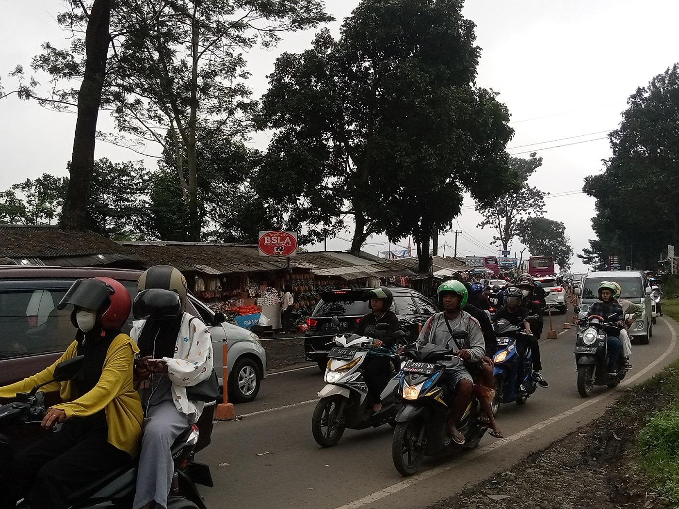 Arus-lalu-lintas-di-Ciater-Subang-terpantau-padat-merayap.jpg