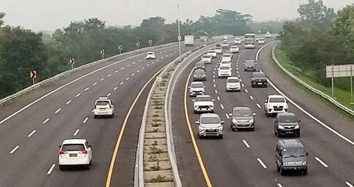 Arus-lalu-lintas-di-Tol-Cipali-wilayah-Subang-mulai-meningkat-Jumat-542024-pagi.jpg