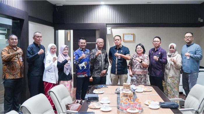 Asep-Sutandar-memimpin-langsung-rombongan-audiensi-menuju-Ruang-Kerja-Bupati-Garut.jpg
