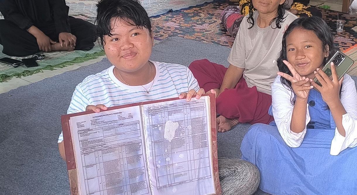 Asila-Apriliani-11-menunjukkan-buku-rapornya-yang-r.jpg