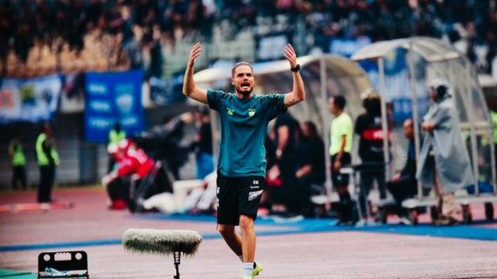 Asisten-pelatih-Persib-Bandung-Manuel-Cascallana-menyemangati-pemain.jpg