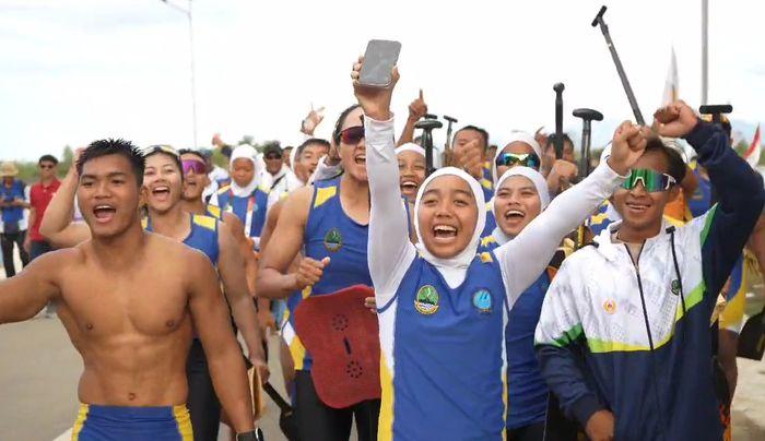 Atlet-dayung-Jawa-Barat-meluapkan-PON-XXI-Aceh-Sumut-2024.jpg