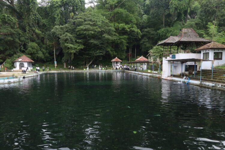 BALONG-KERAMAT-CIGUGUR-IKAN-DEWA.jpg