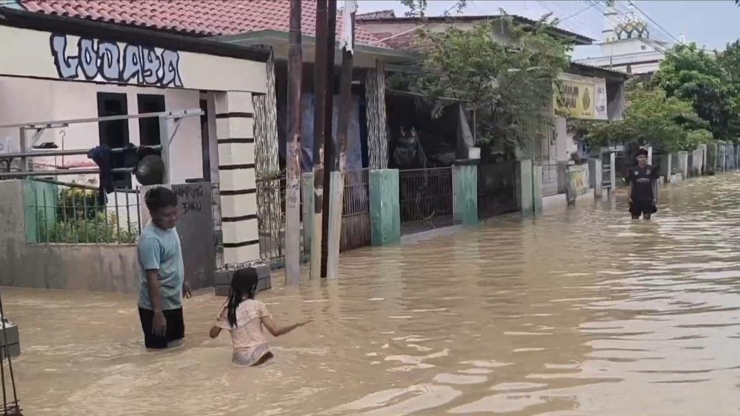 BANJIR-DI-gunung-sari-cirebon.jpg