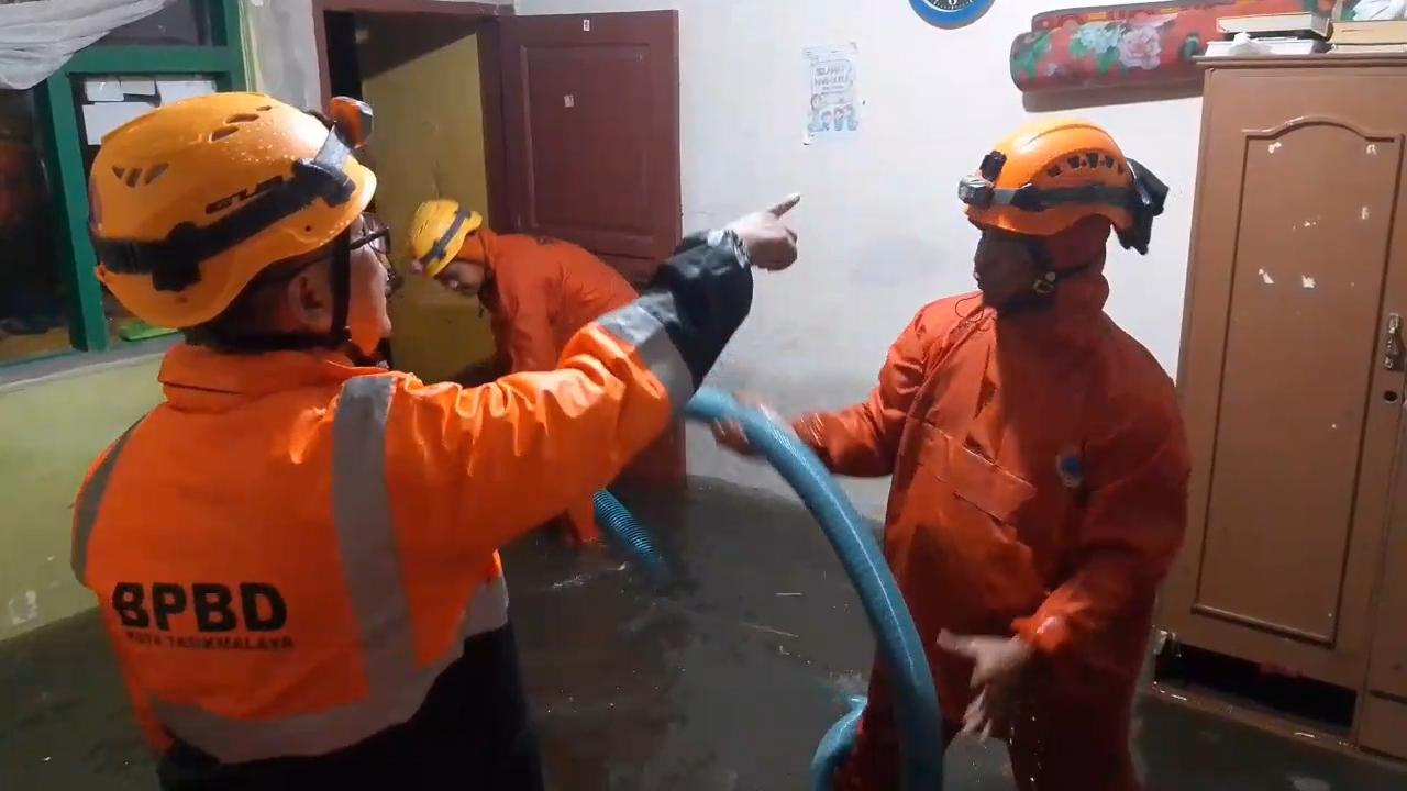 BPBD-Kota-Tasikmalaya-melakukan-penyedotan-air-banjir.jpg