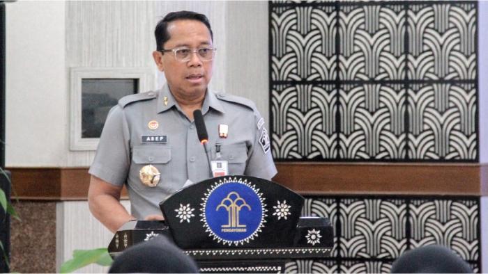 BPHN-kepada-JDIH-Jawa-Timur-Kepala-Kantor-Wilayah-Kemenkum-Jawa-Barat-Asep-Sutandar.jpg