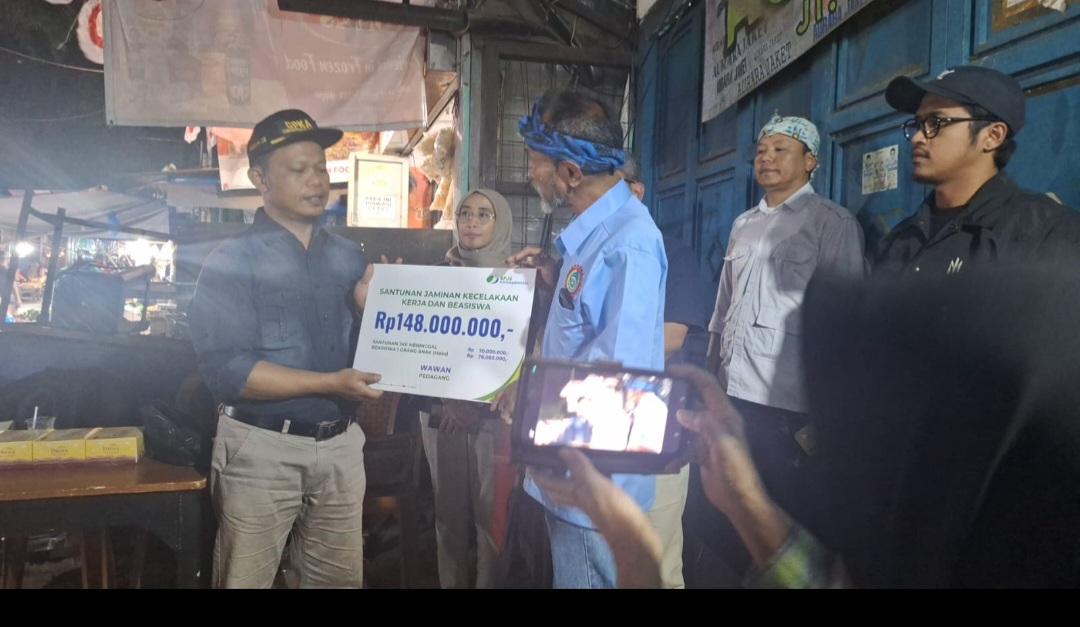 BPJS-Ketenagakerjaan-Bandung-Suci-Serahkan-Santunan-Kepada-Ahli-Waris-Pedagang-Pasar-Ciroyom.jpg