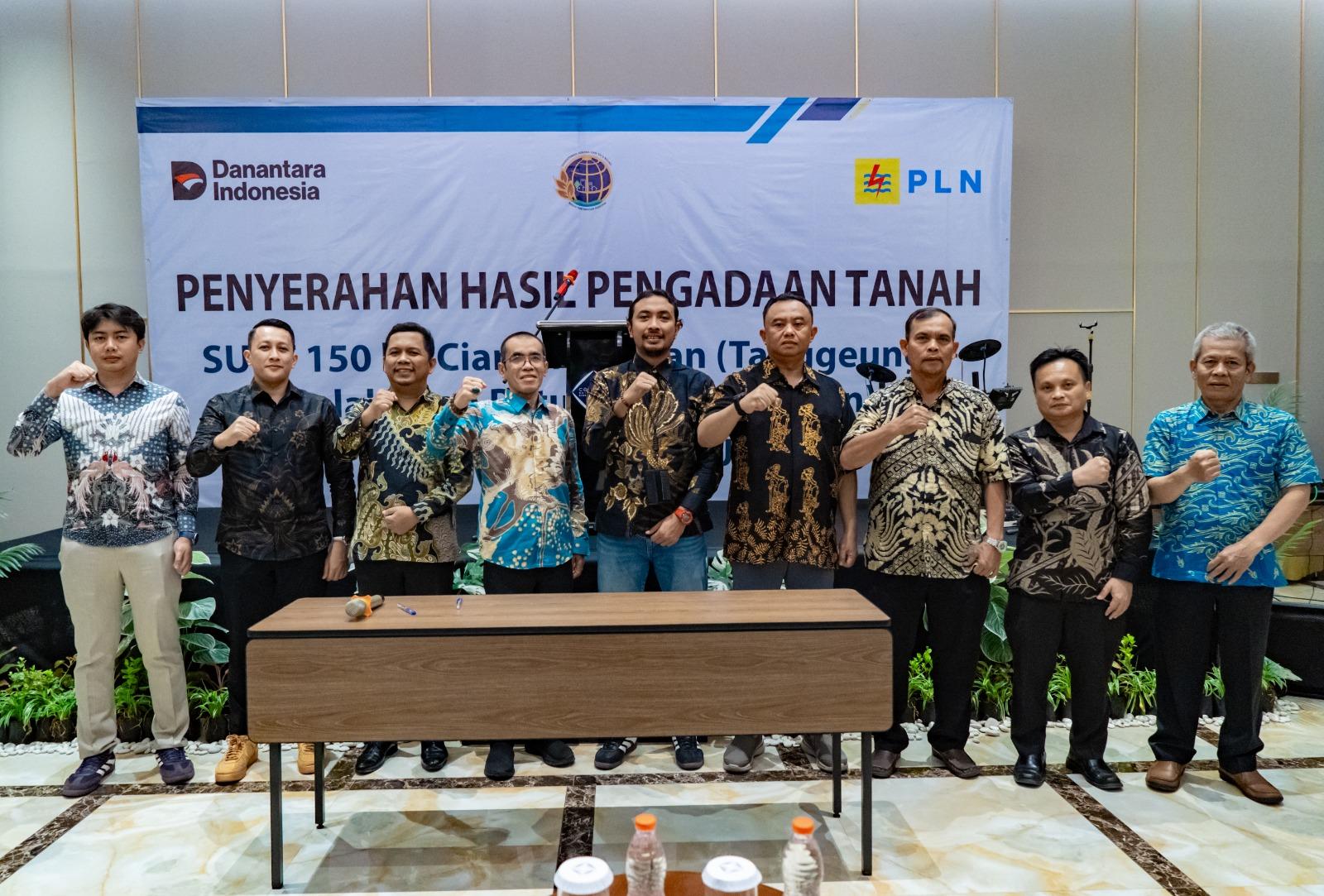 BPN-Kabupaten-Cianjur-secara-resmi-menyerahkan-hasil-pengadaan-tanah-kepada-PT-PLN-UIP-JBT.jpg