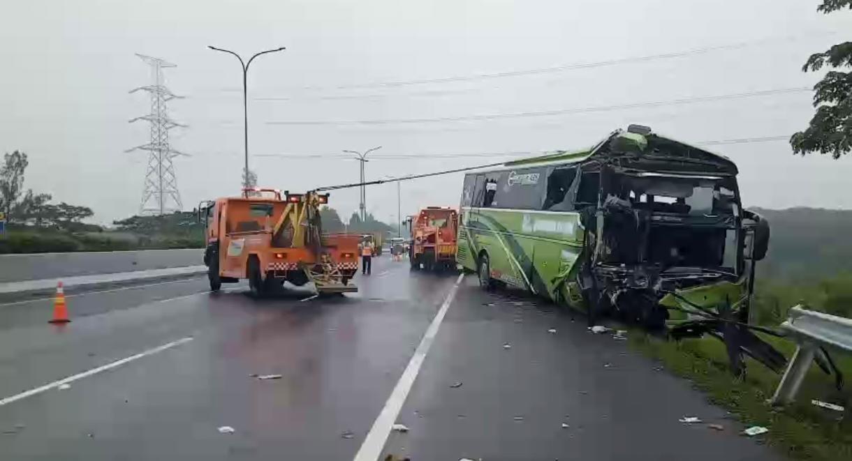 BUS-TABRAK-truk-di-tol-cipali-kecelakaan-maut-di-tol-cipali-km-78.jpg