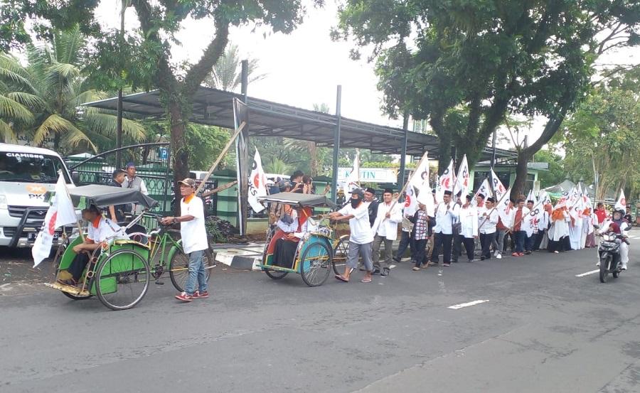 Jadi Partai Pertama Daftar ke KPU, Bacaleg dan Pengurus PKS Ciamis Konvoi Becak dan Jalan Kaki