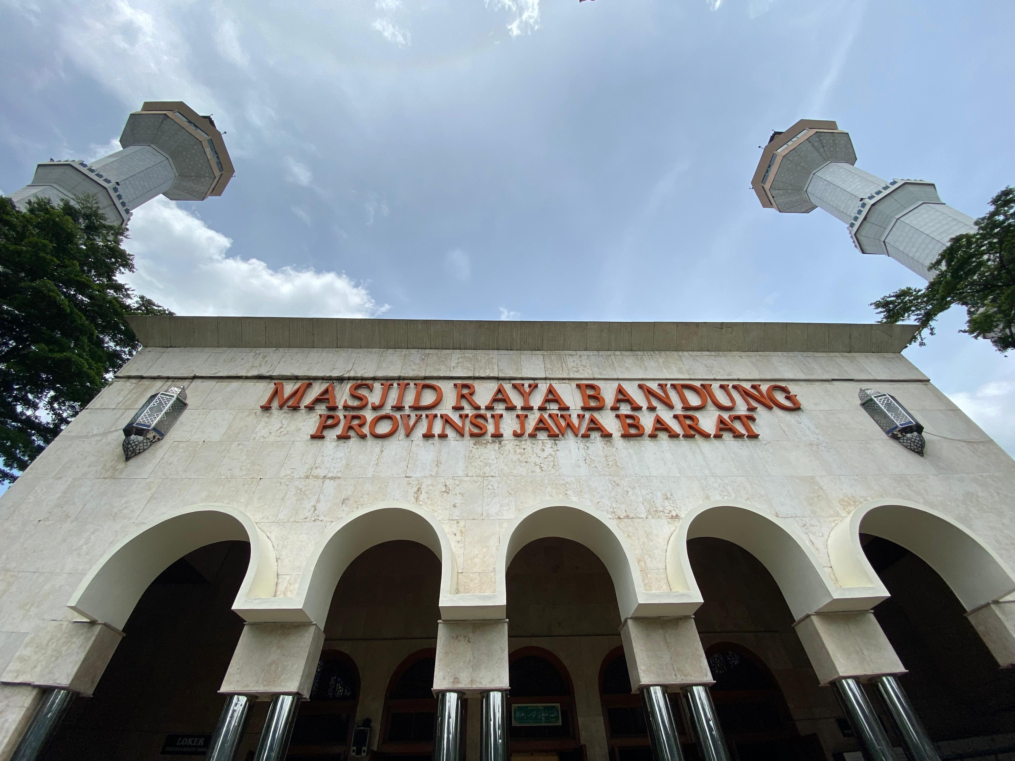 Bagian-depan-Masjid-Raya-Bandung-91.jpg