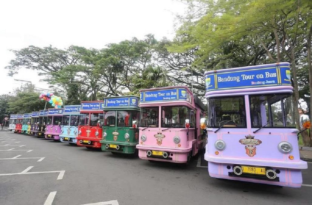 Bandros-terparkir-rapi-saat-hendak-melayani-penumpang-di-Bandung.jpg