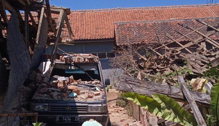 Bangunan-rusak-setelah-diguncang-gempa-di-Kertasari-12121.jpg