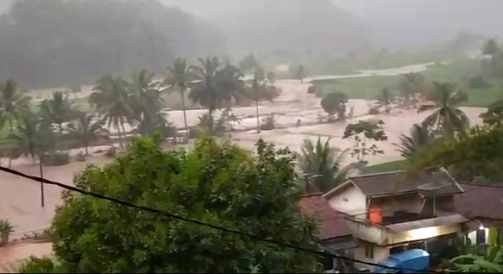 Banjir-bandang-menerjang-wilayah-Citengah-Kecamatan-Sumedang-Selatan.jpg