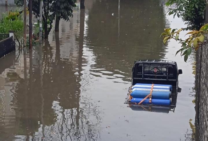 Banjir Parah di Perbatasan Bandung-Cimahi, Mobil Pikap Terjebak Hingga Terendam Air ke Bagian Bak